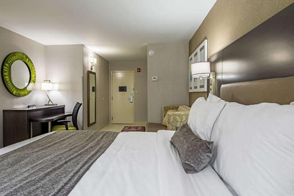 Unit with 1 King size bed.