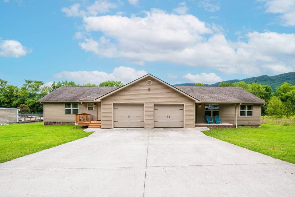 TN Delight at the Venue includes both sides - 2 BR/1BA. The garage is accessed during your stay.