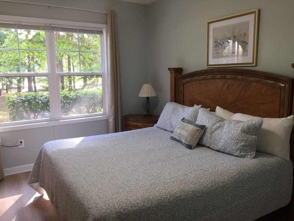 King size bed, walk in closet dresser smart TV, black out curtains, full bath rm