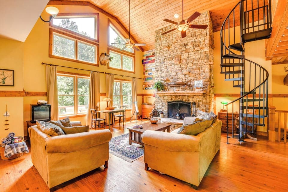 Lavonia Vacation Rental | 4BR | 4BA | 3,200 Sq Ft | 6 Steps to Enter