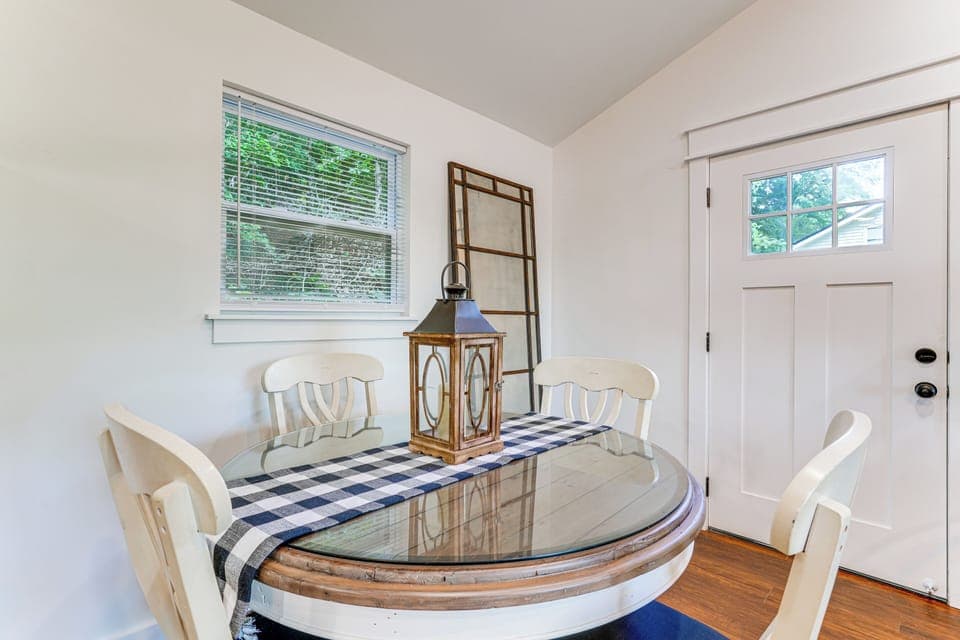 Dining Area | Dishware & Flatware | Upper Level
