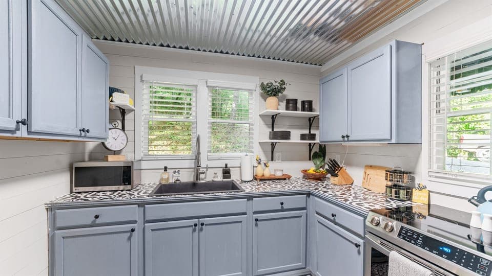 Kitchen w/ all essentials