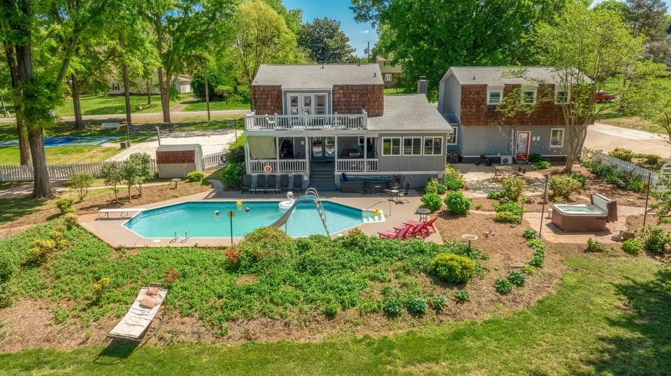Large Private Saltwater 8 ft Pool w/ Diving Board & Slide! Open Apr 15- Oct 15