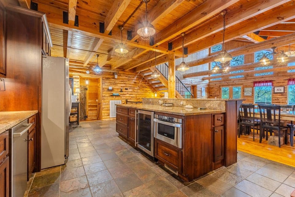 A chef`s kitchen for all to enjoy!