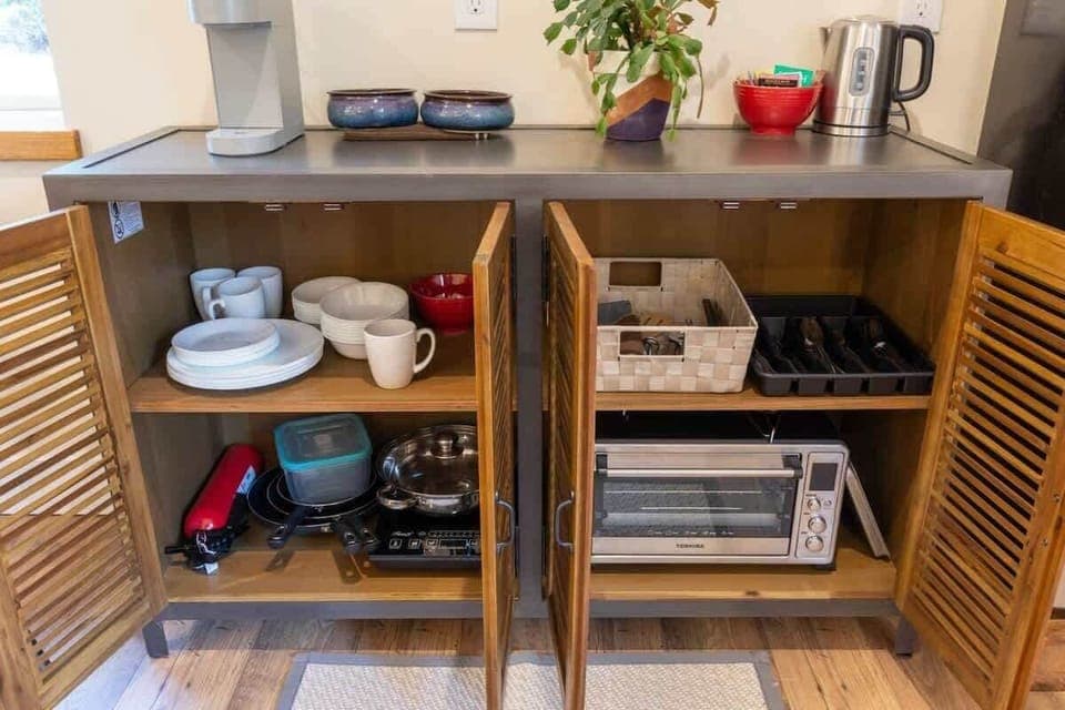Kitchenette with lots of essentials.
