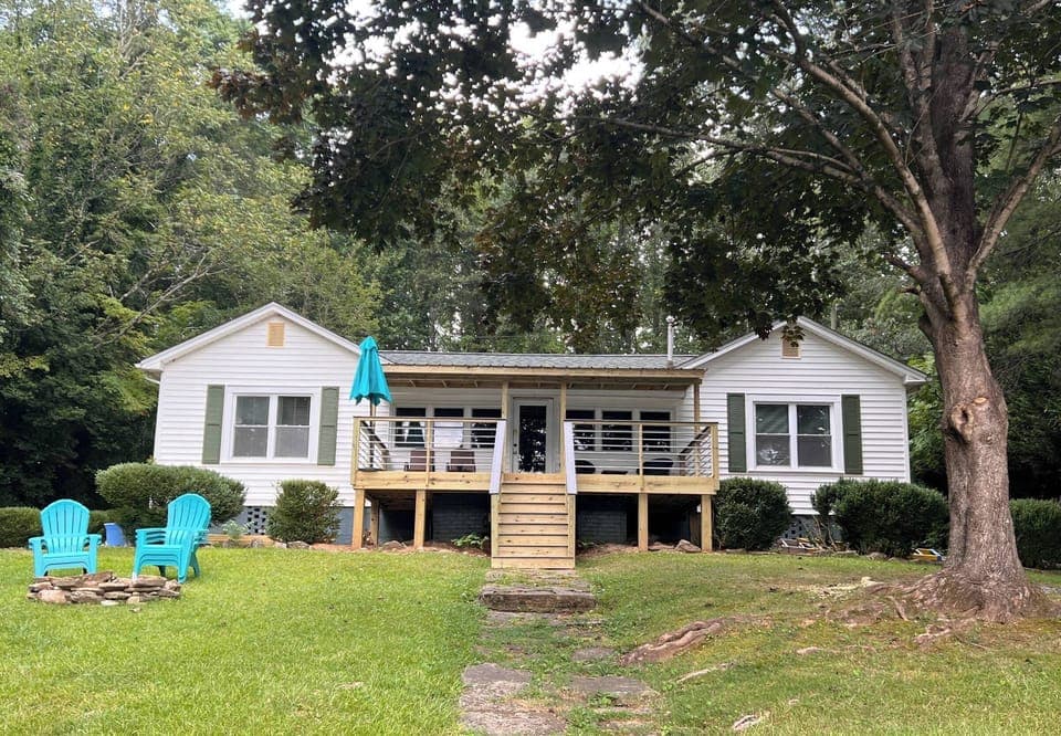 Front porch with 16x20 deck