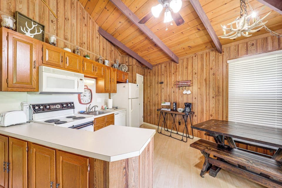 Kitchen | 2nd Floor | Trash Bags/Paper Towels | Central Heating | Free WiFi