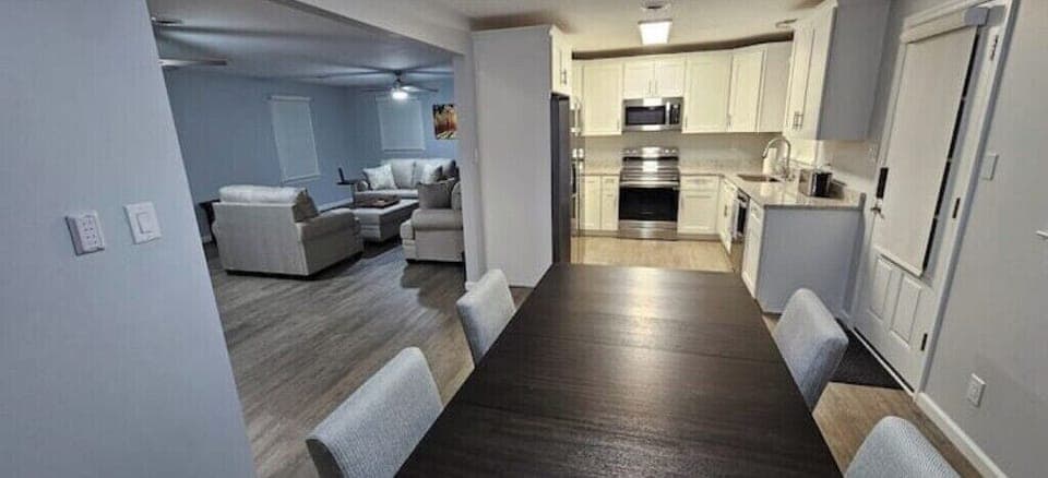 Open floor plan - Table, Kitchen and living room