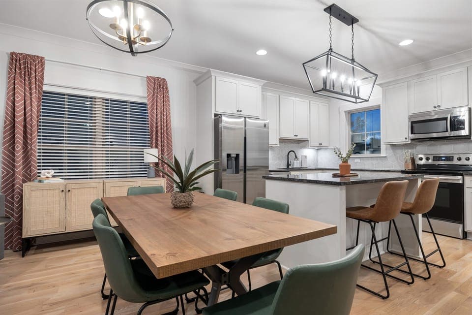 Table seating for 6 with 2 additional barstools