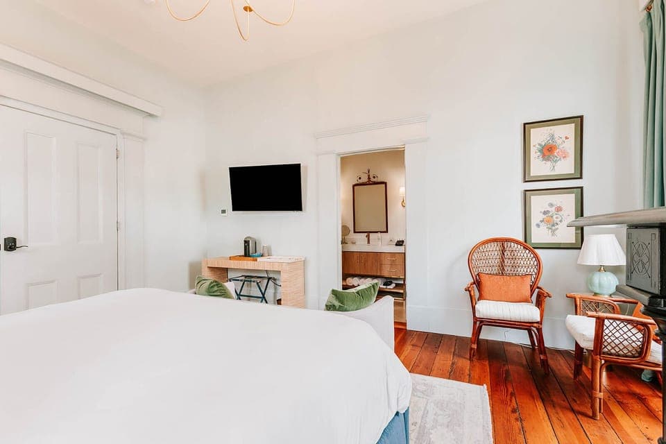 Zeus Guest Room in The Athenian historic inn