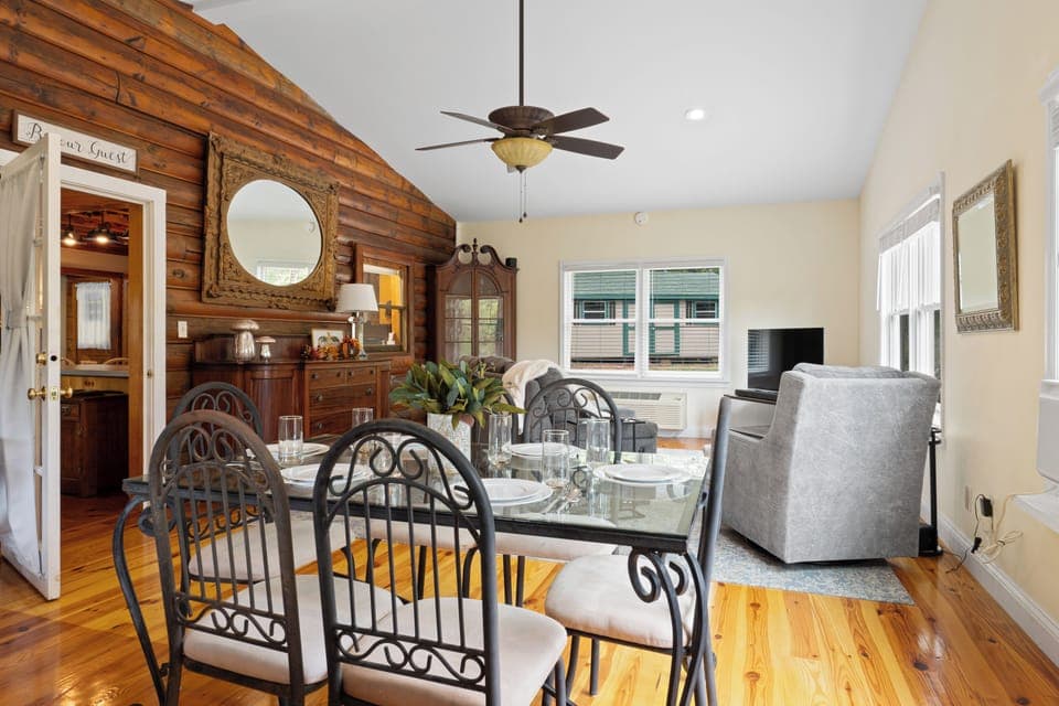 Willow Creek Cabin - Bonus Sun Room with Dining & Family Room