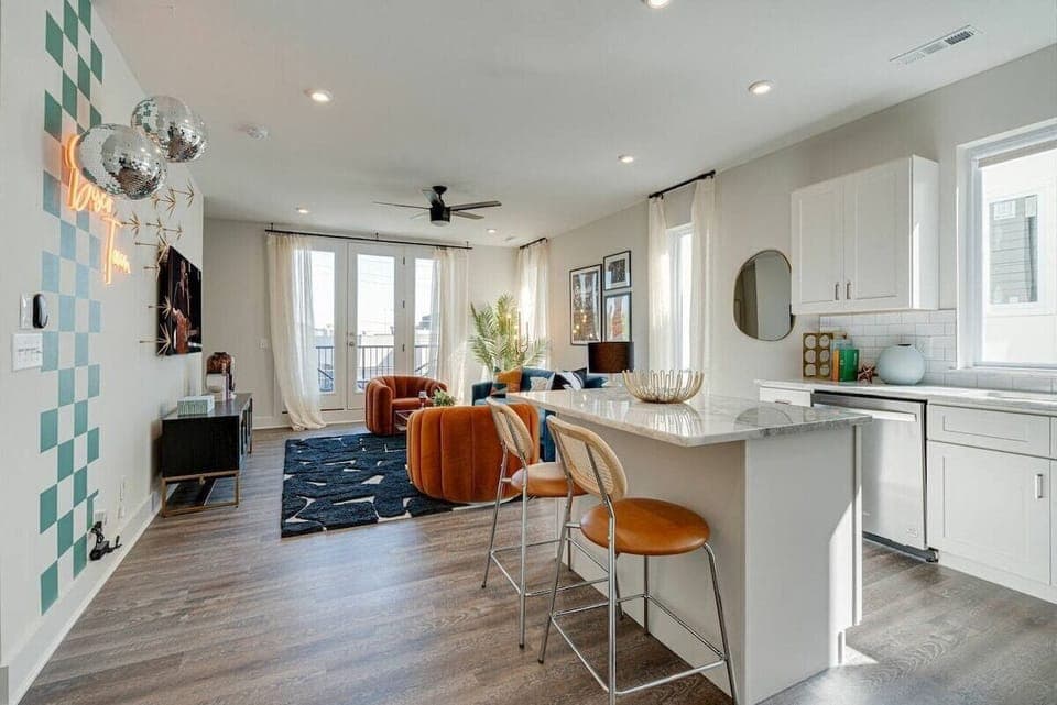 5623 - Bright and open kitchen equipped with stainless steel appliances and is fully stocked with your basic cooking essentials. Features breakfast bar seating and connects to living space.