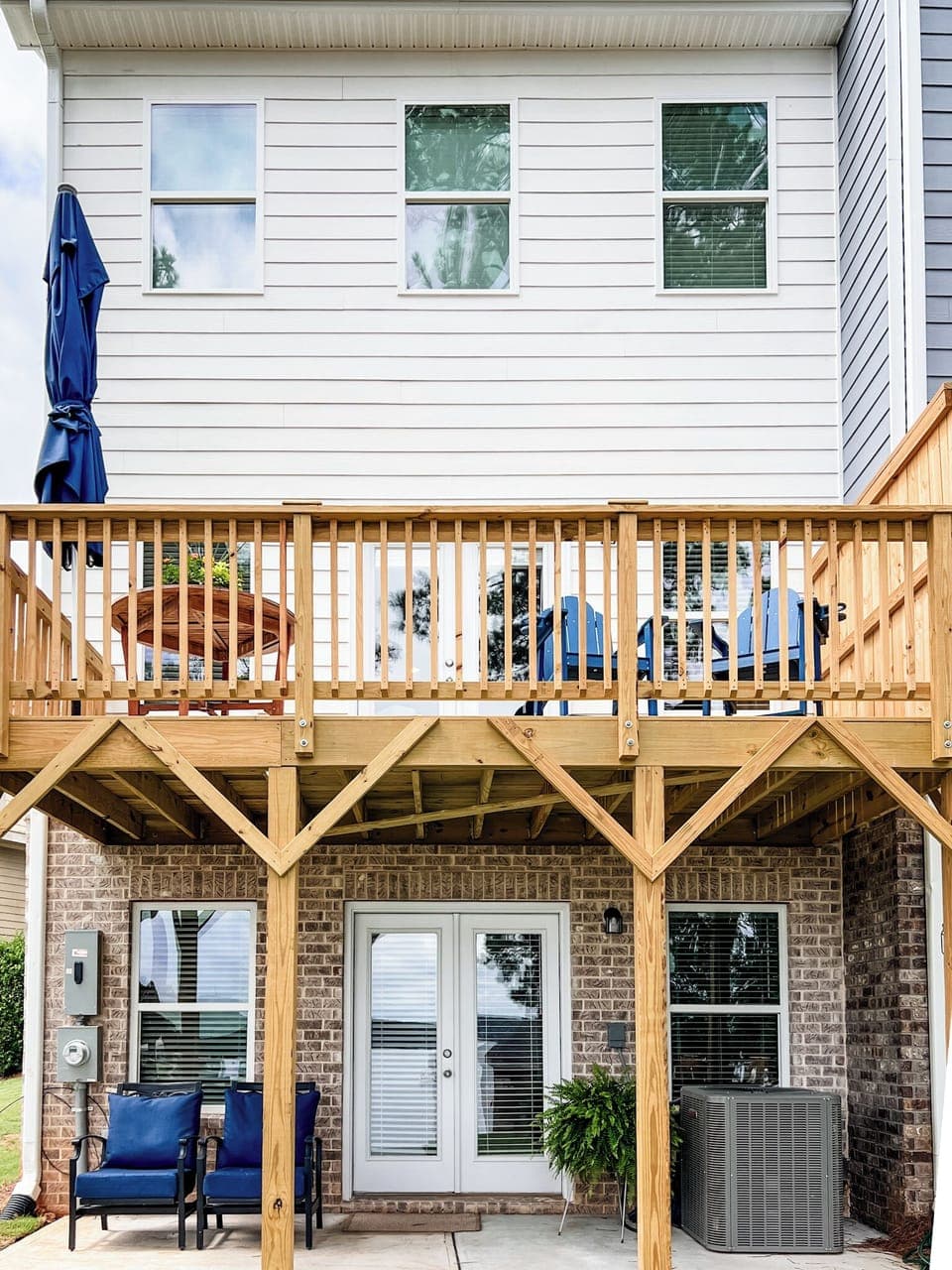 Upper deck with teak hightop table, chairs and grill.