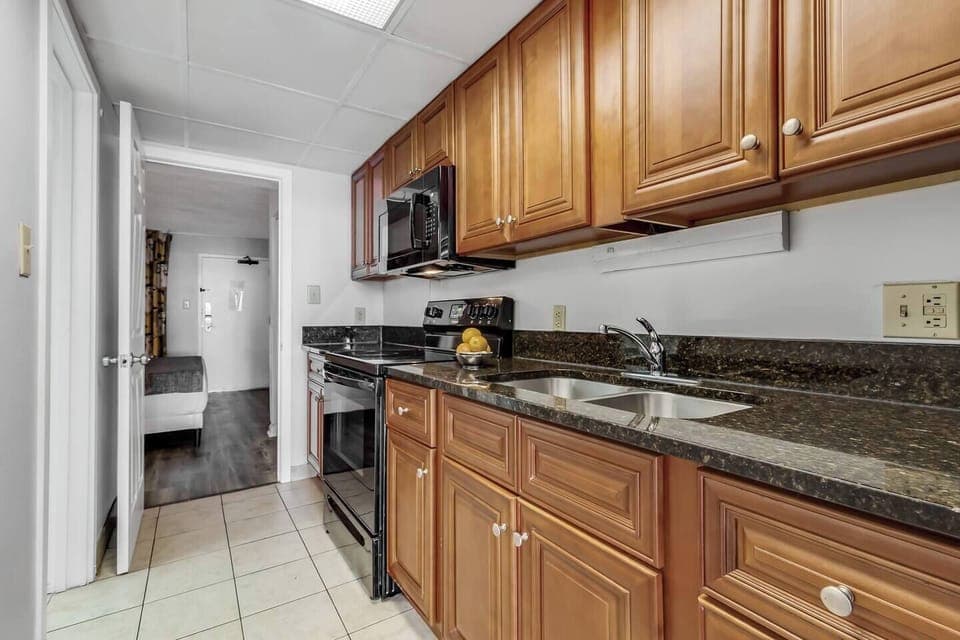 Discover a modern kitchen equipped with all essentials, allowing you to prepare meals with a view of the ocean.