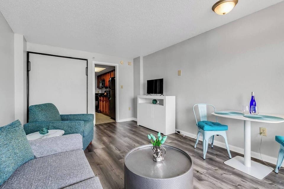 Immerse yourself in coastal chic decor, featuring a carefully curated blend of beach-inspired elements, soothing colors, and comfortable furnishings.