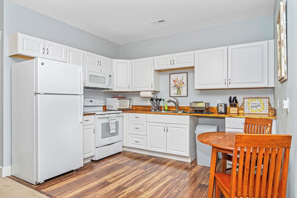 Full Kitchen (2)