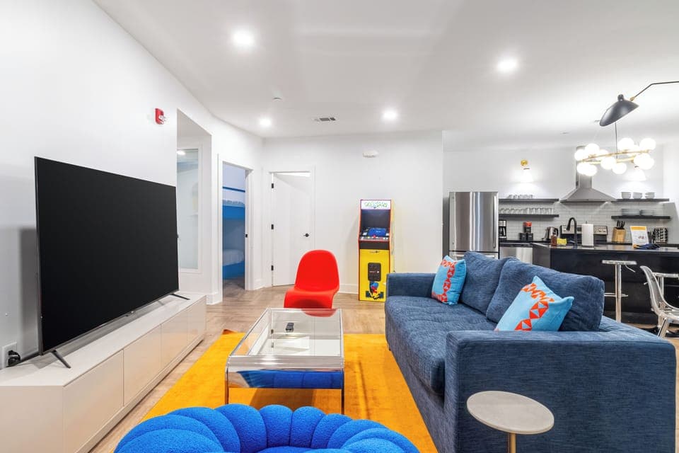 Living area with an arcade game.