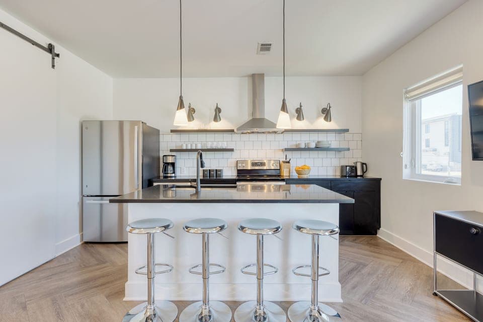 Enjoy casual dining at the kitchen counter.