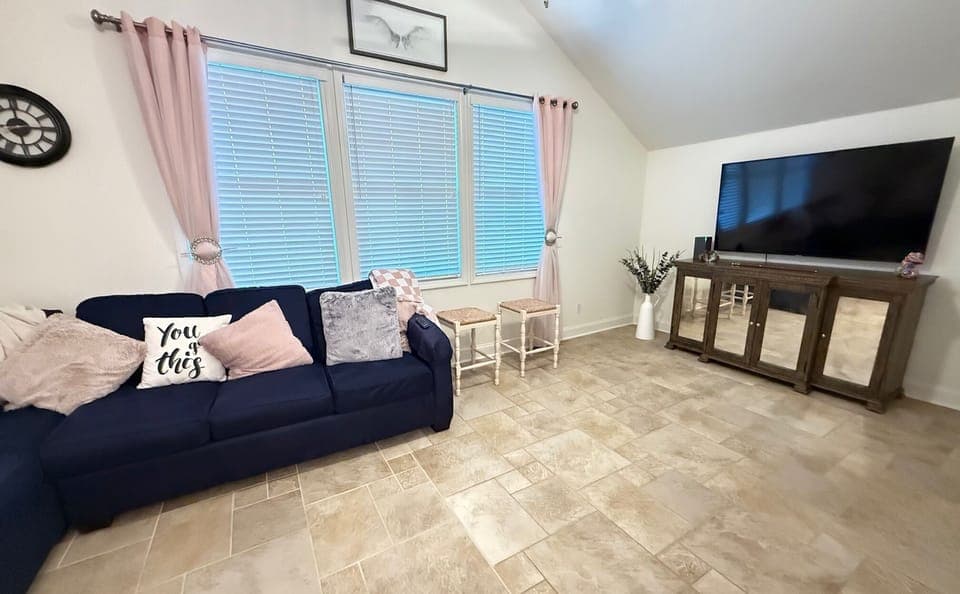 Front room TV and window space