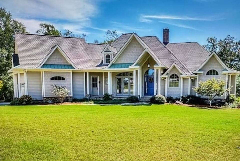 This home has a separate fully equipped apartment upstairs with own entry.