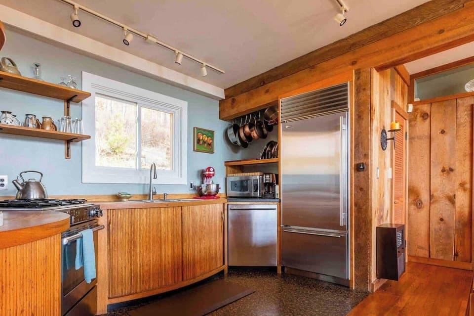 A truly exceptional stay, the kitchen offers a Sub Zero refrigerator, Jenn Air high BTU dual fuel range, Bosch dishwasher, handmade cabinetry, tableware by area potters, Kitchen Aid stand mixer, blender, food processor, and high end cookware & bakeware. Our chef’s kitchen has it all!