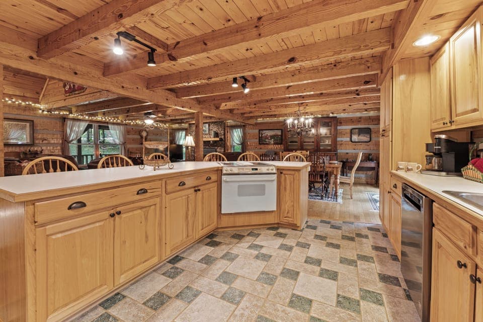 Laurel Log Lodge - Large Fully Equipped Kitchen