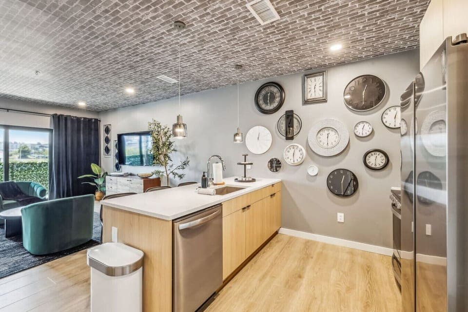 Fully stocked kitchen with 4 person eat in kitchen, stainless steel appliances, Keurig coffee maker and more
