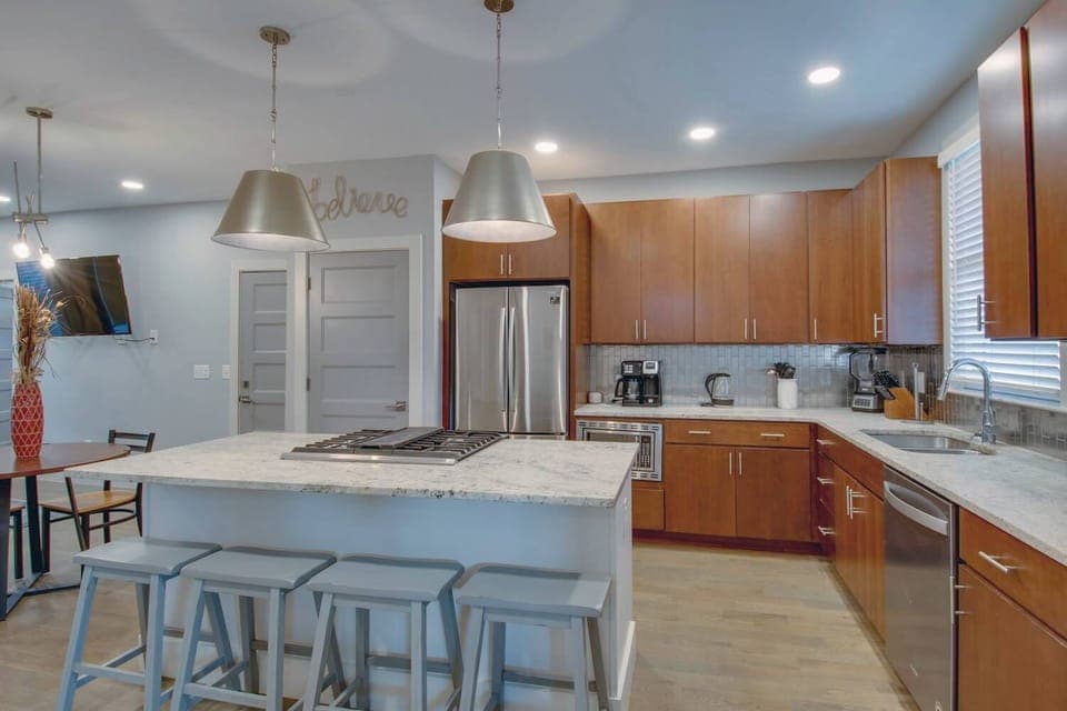 Additional counter seating, full kitchen