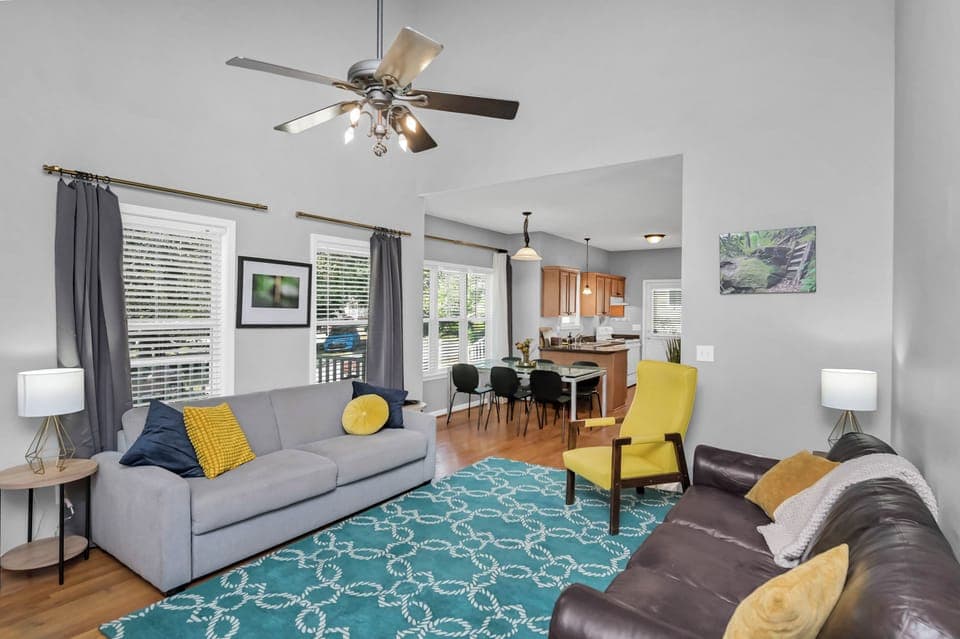 Open floor plan: living room, dining room and kitchen 