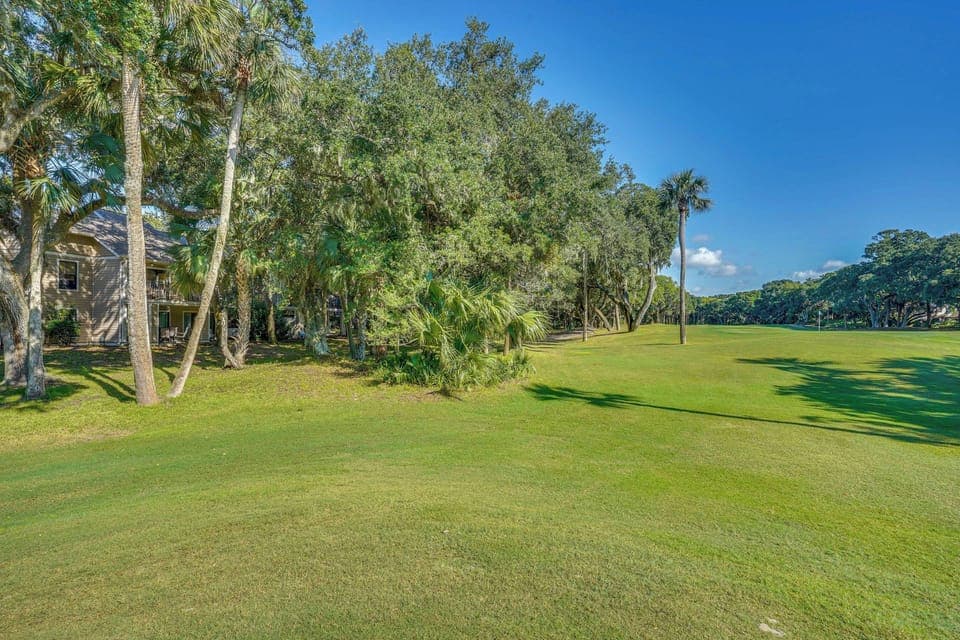 Community Amenities | 2 Golf Courses | Sports Courts | Restaurants