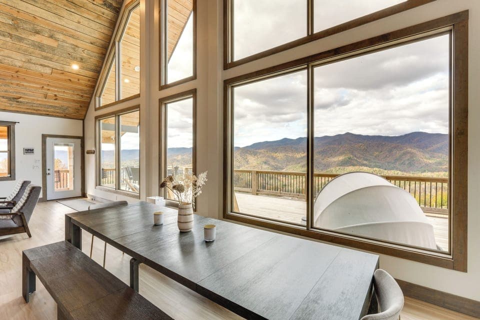 Dining Area | Dishware/Flatware Provided | 1st Floor