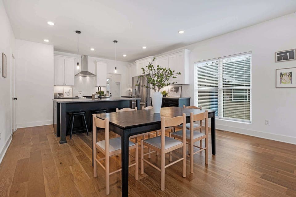 "Nash was a great host! He was very proactive and went out of his way to make our stay excellent. I would highly recommend Nash’s place to anyone visiting Nashville!" - Hyrum 2023