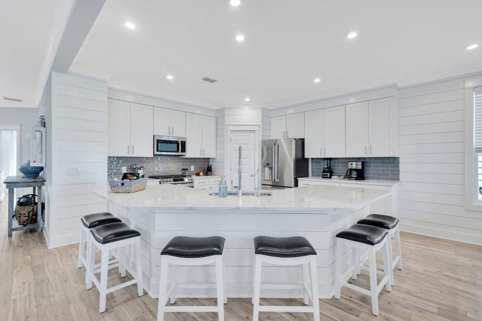 Chef's kitchen with high end appliances