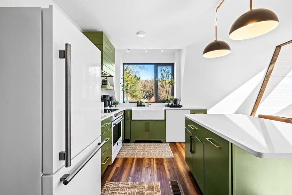 Kitchen: Stylish green accents and scenic views invite culinary creativity!