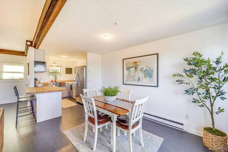 Dining Area | Dishware & Flatware Provided | Central Heat | 2nd Floor