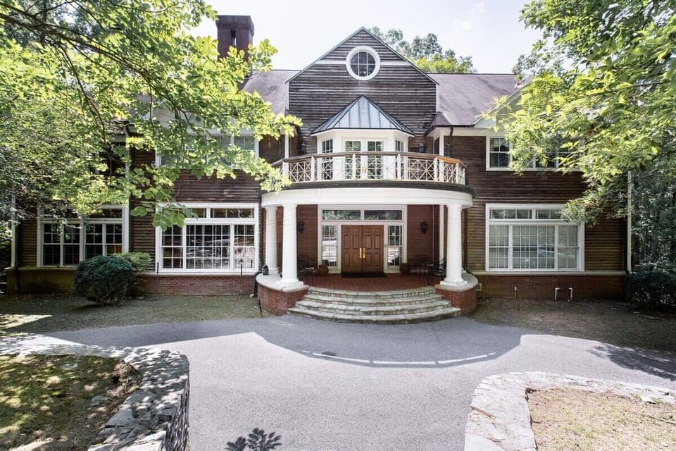 The Mansion in the woods is located in a hardwood forest adjacent to the Natchez Trace National Park