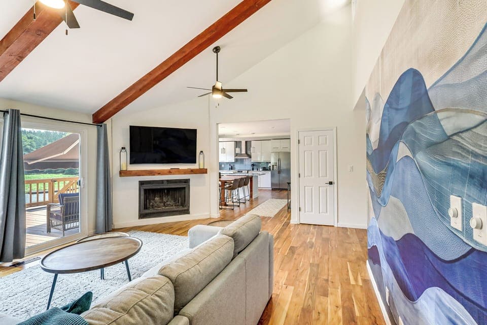 Living Room | Smart TV | Deck Access | Central Air Conditioning/Heat | Free WiFi