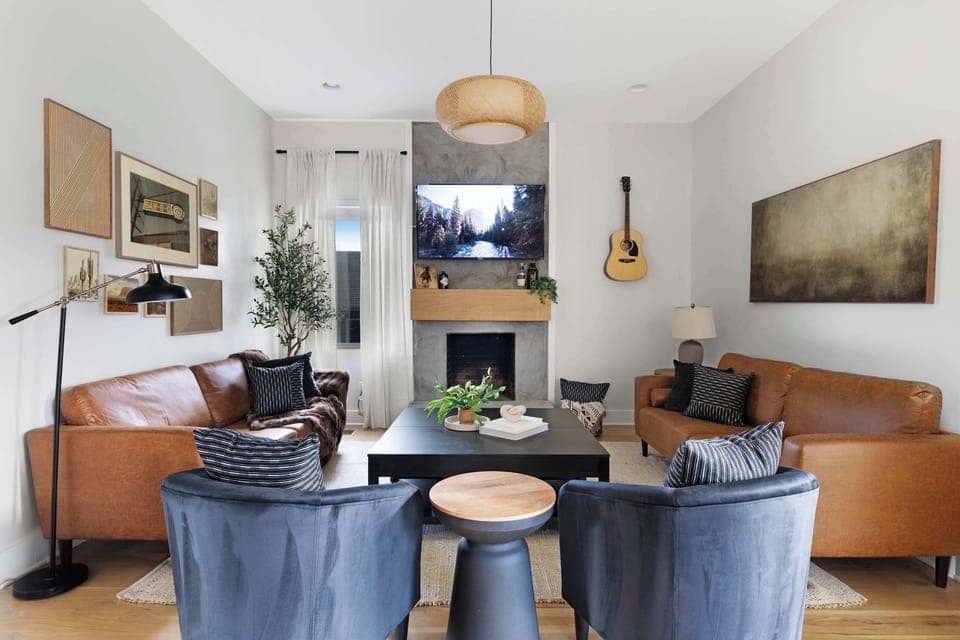 Cozy and Inviting Living Room with Plush Seating
