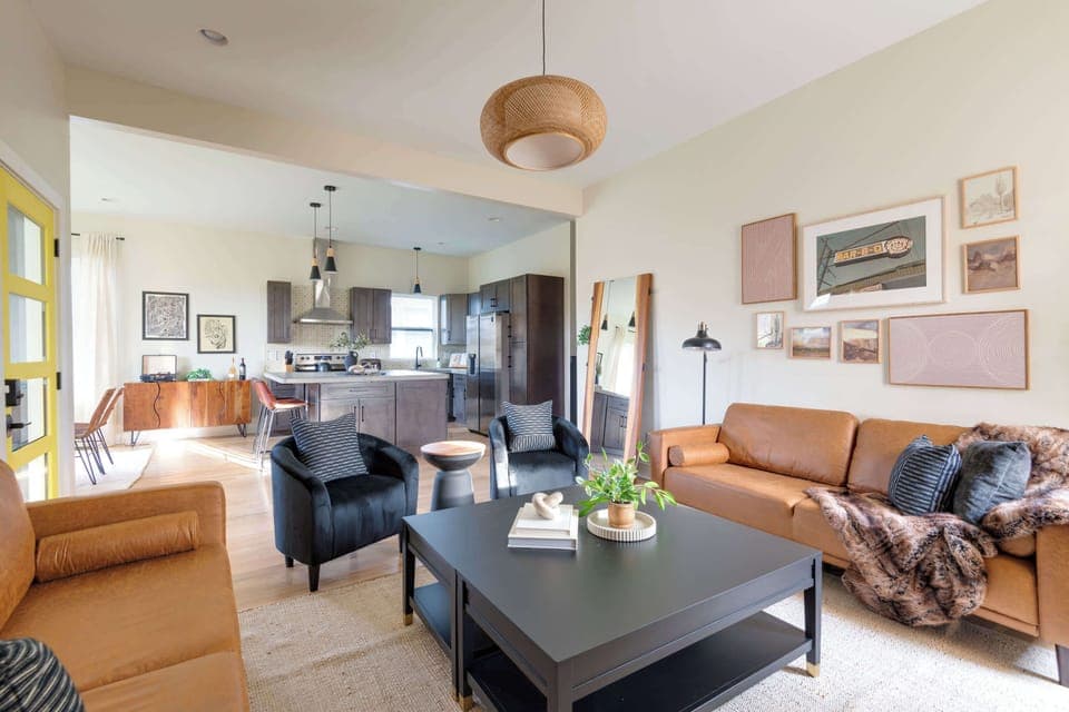 Cozy and Inviting Living Room with Plush Seating
