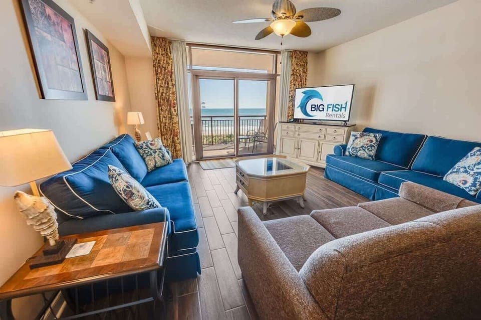 Amazing Living Room with Stunning Views☀️