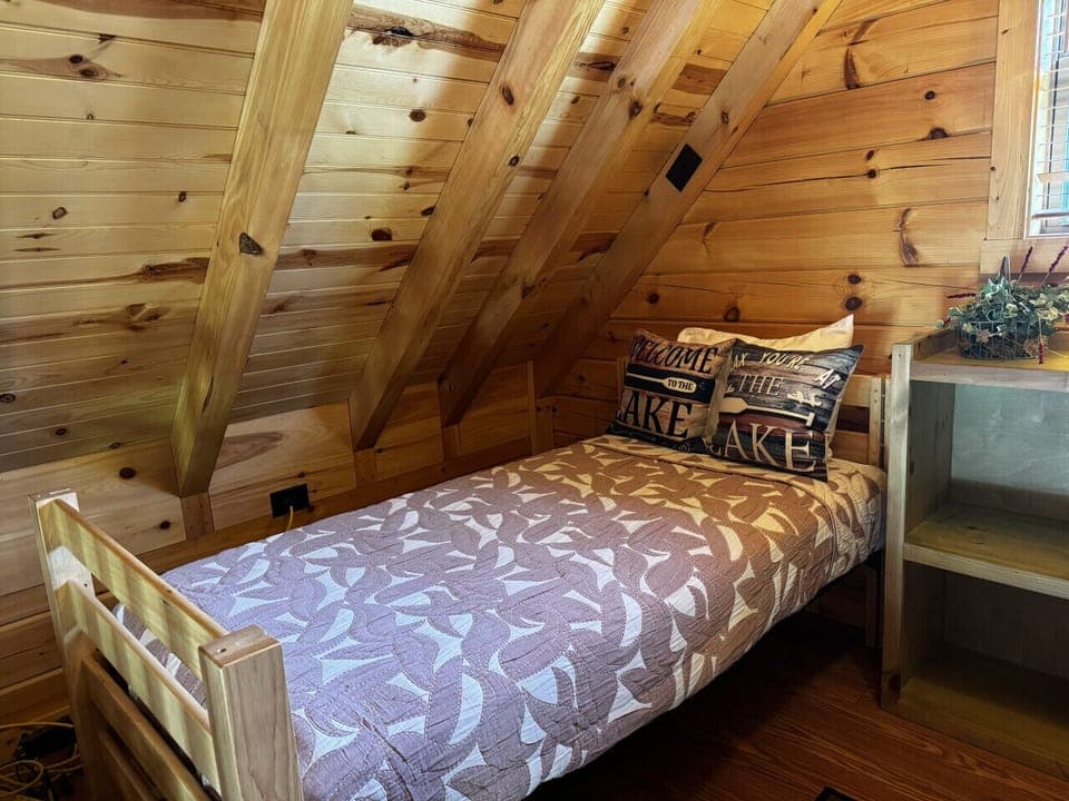 Twin bed 2 in Loft