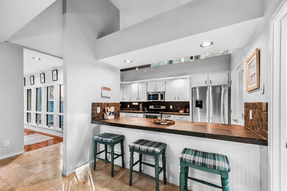 Kitchen - Breakfast Bar For 3