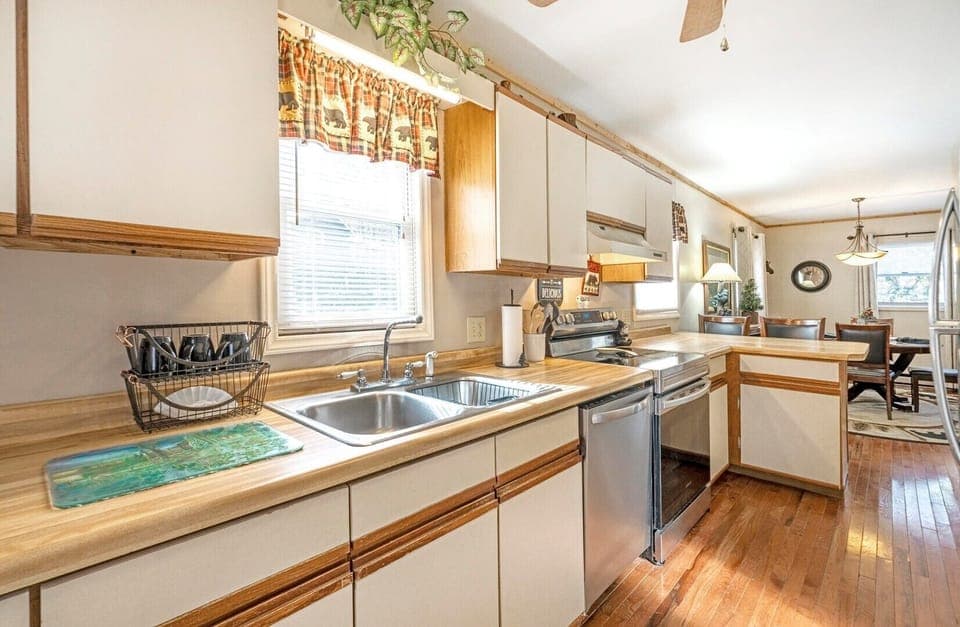 Kitchen--- Bright and Inviting