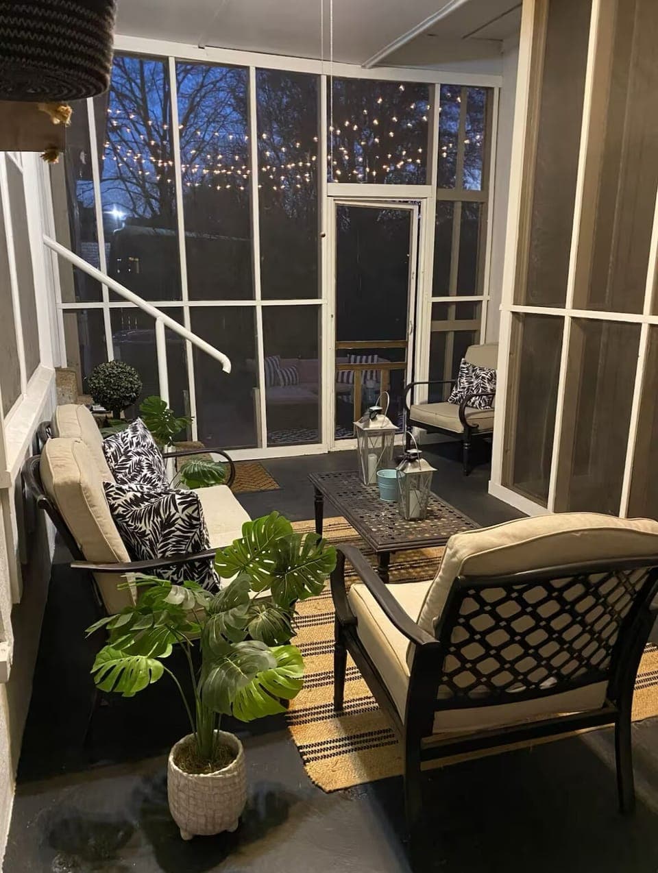 Screenedback porch