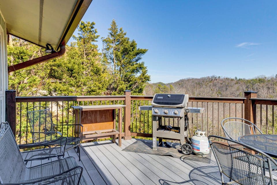 Gatlinburg Vacation Rental | 4BR | 3.5BA | 3,400 Sq Ft | 1 Step for Access