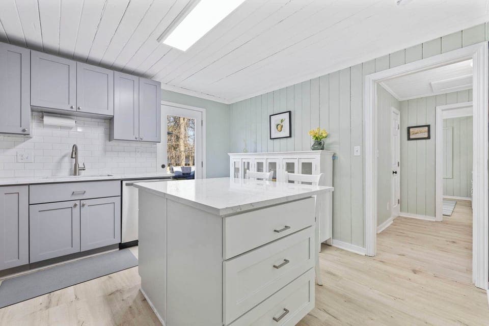 A stunning quartz counter island!