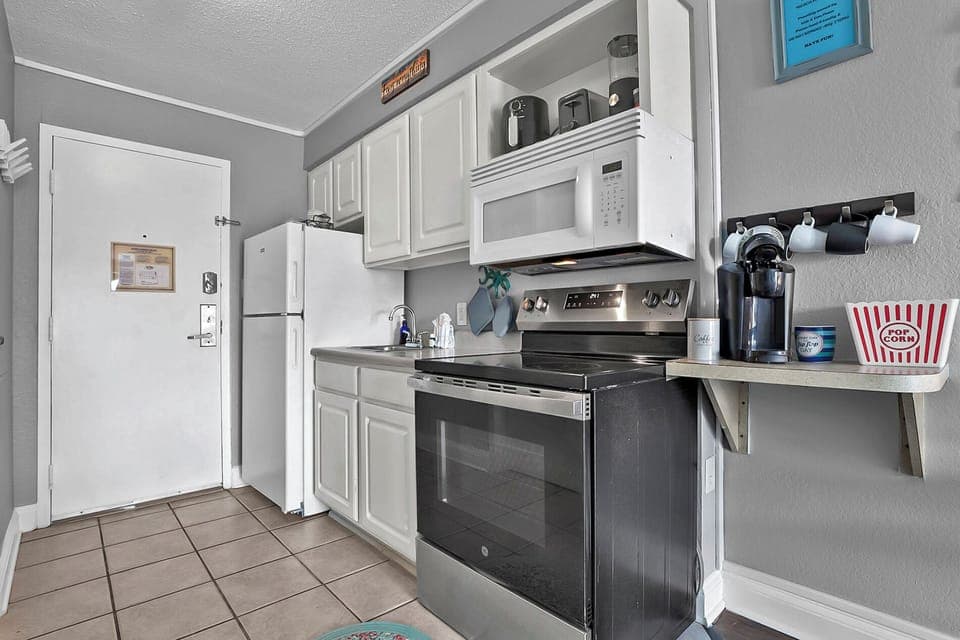 Kitchenette with Full Size Appliances