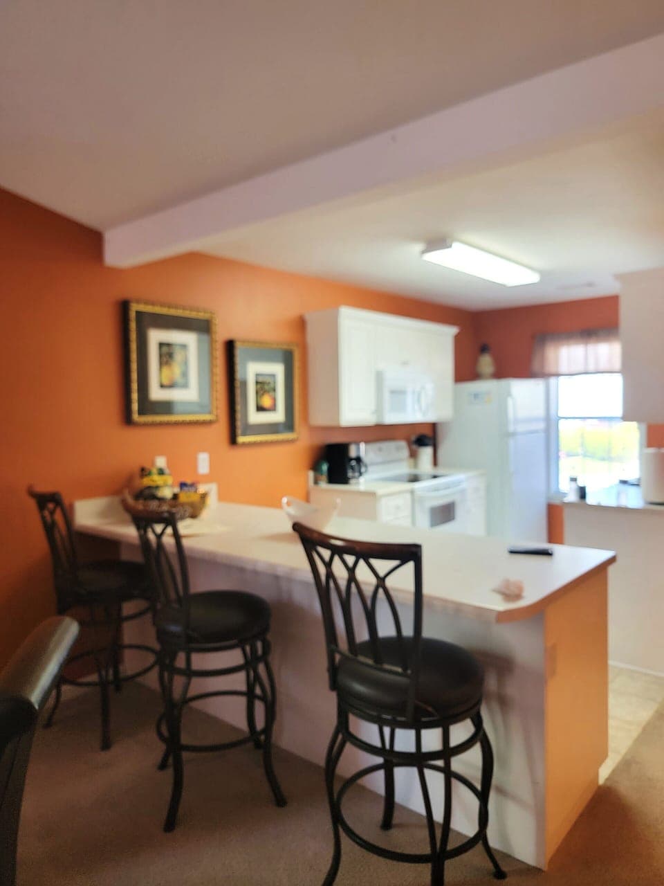 Casual dining area. Can also be used as a work station. 