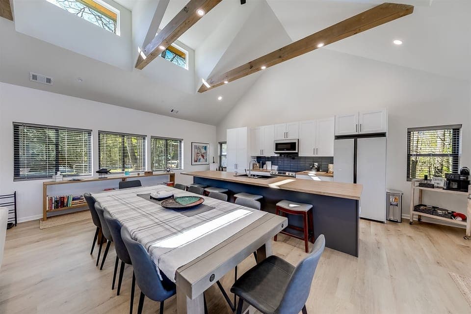 Dining area that seats 10