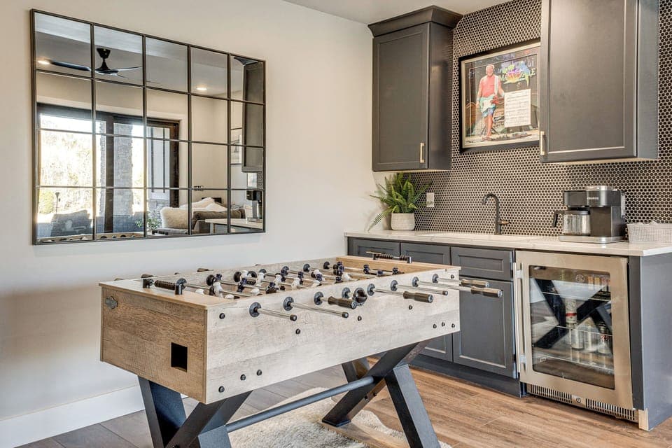 Basement Living Area | Wet Bar | Foosball Table | Free WiFi